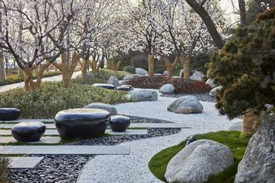 景觀置石方法大全_石材 : 園林作為一門藝術,對于意境有著很高的要求,除了普遍的山、水組合,&ldquo;石&rdquo;作為現代園林中也是必不可少的元素之一,帶個人們無窮的想象空間和精神享受。 以石材或仿石材布置成自然露巖景觀的造景手法被稱之為置石,置石&hellip;