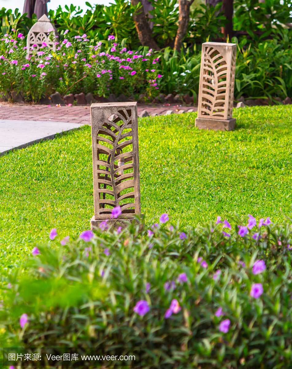 雕刻石燈裝飾園林。